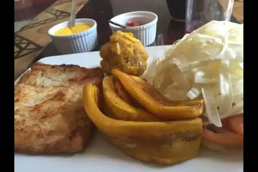 Imagen Paiche Frito Con Chonta Y Yuca O Platano - Imagen 1