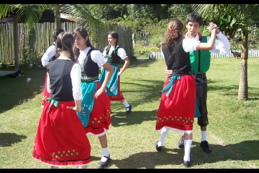 Imagen Musica Y Danza Tipica De Los Colonos Austro-Alemanes - Imagen 1